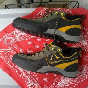 La Sortiva Mens 10 1/2 hiking climbing approach shoes amazing condition